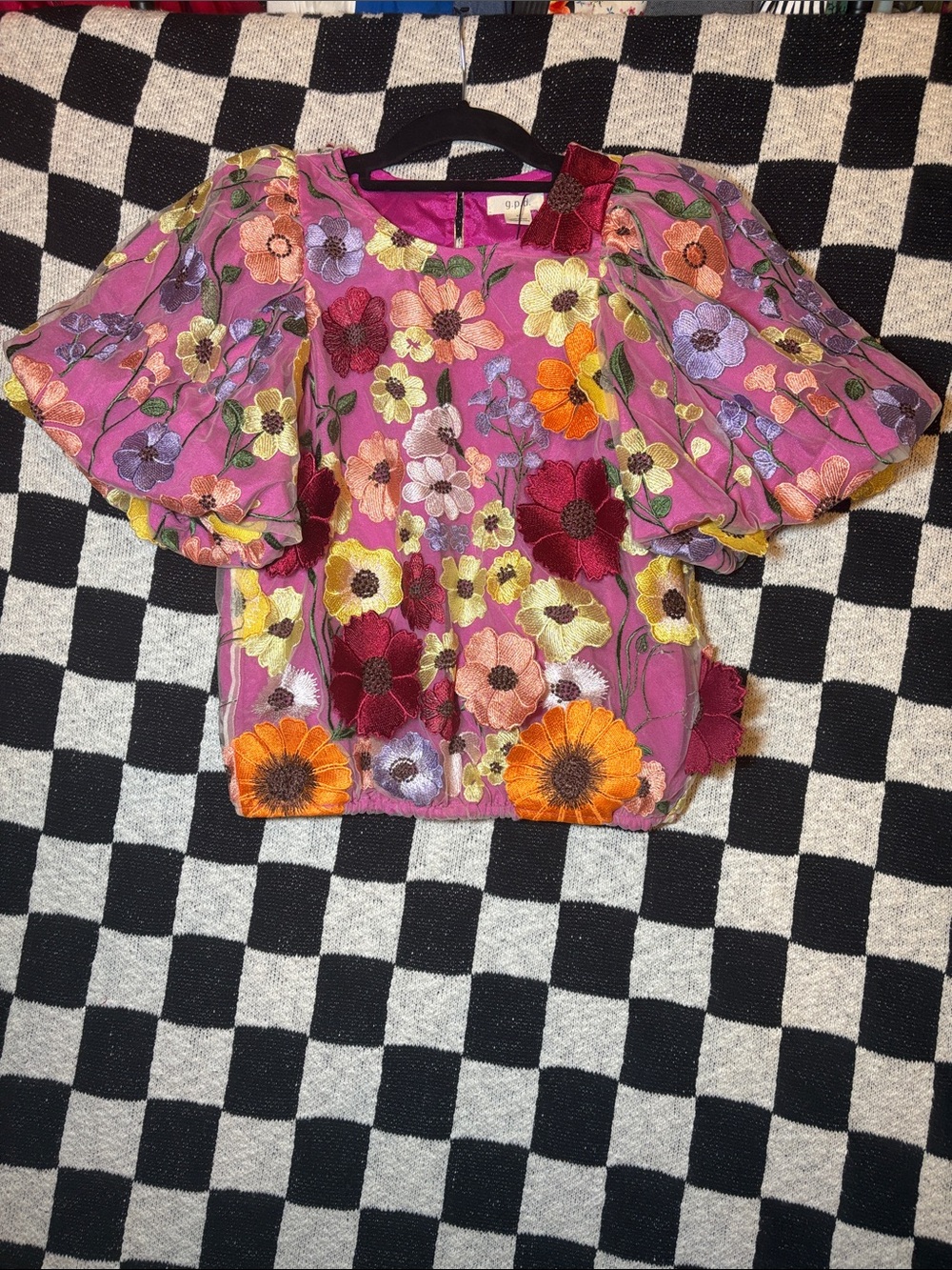 NWT Mesh 3D Flowers Bubble Sleeve Top